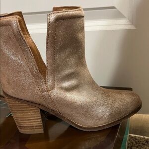 Gold tone boots in EUC